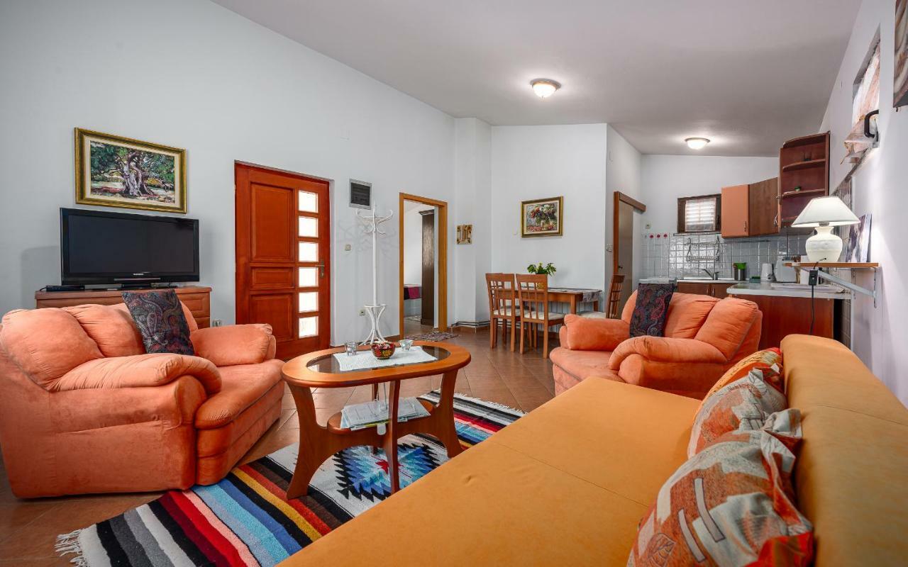 Villa Hacienda Rosemary Muntić Exterior foto